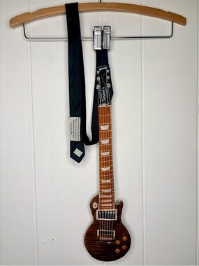 VINTAGE 1999 Guitar Shape Neck Tie Gibson Les Paul Guitar Why-Knot Novelty Music